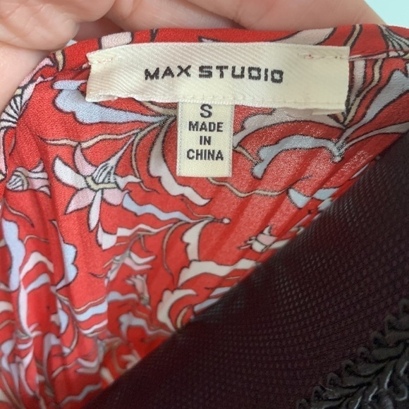 Max Studio Pleated Flowy Printed Top Size Small - Picture 3 of 6